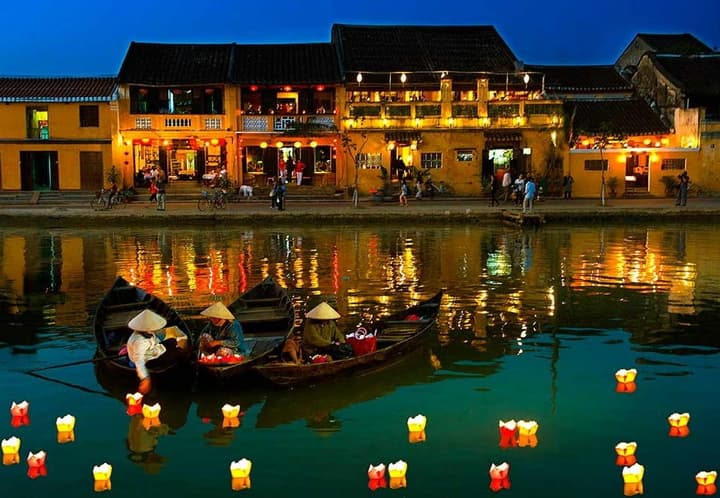 Tourists should go to Hoi An when traveling to Viet Nam